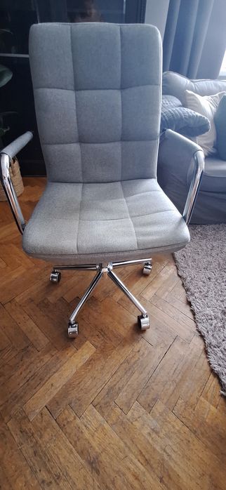 Szare krzesło biurowe
