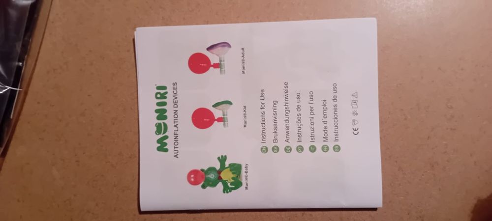 Moniri infantil com sapo