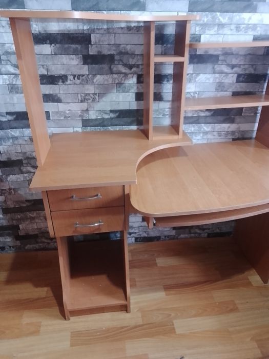 Стіл комп'ютерний