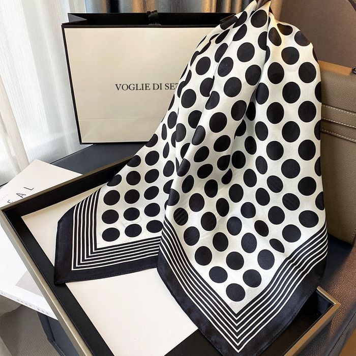 Nowa apaszka jedwabista biała w czarne grochy 70 x 70