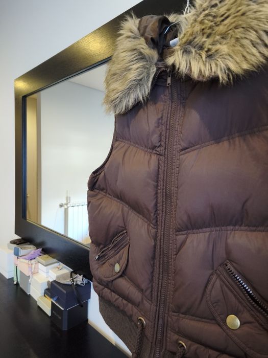 Colete com pêlo castanho