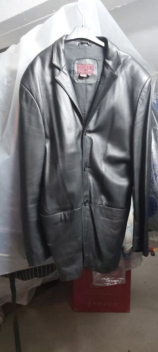 20€- Casacão de couro preto de homem