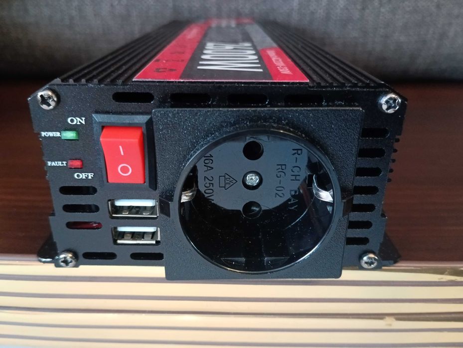 Качественный инвертор  2600W/ 1200W, евророзетка +2usb, дисплей