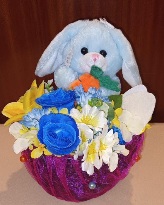 Centro de flores e coelho