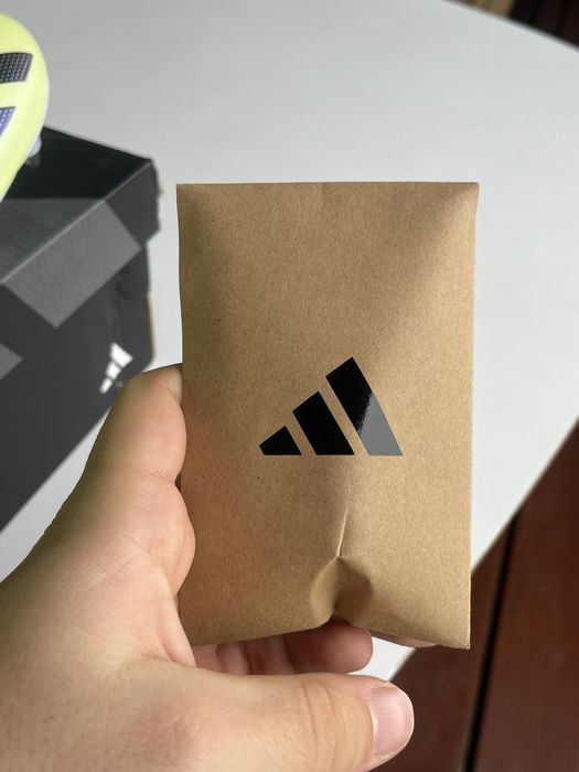 Żółte korki adidas