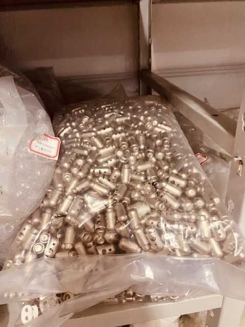 Insolvência 100,000 stoppers e Reguladores de cordões e ponteiras