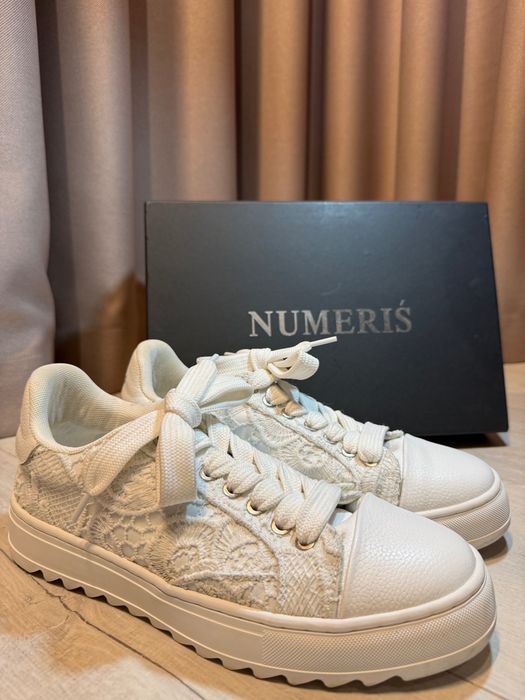 Białe sneakersy numeriś