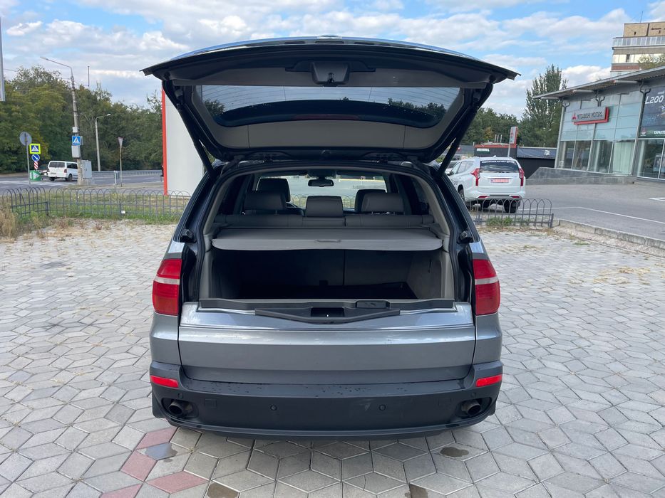 Продам BMW X5 2007 года.