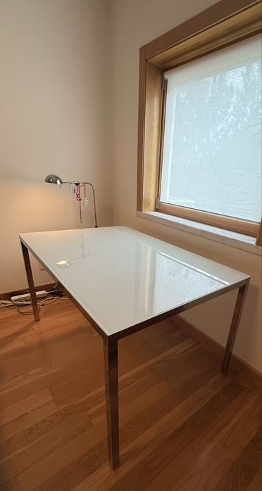 Mesa com tampo de vidro fusco