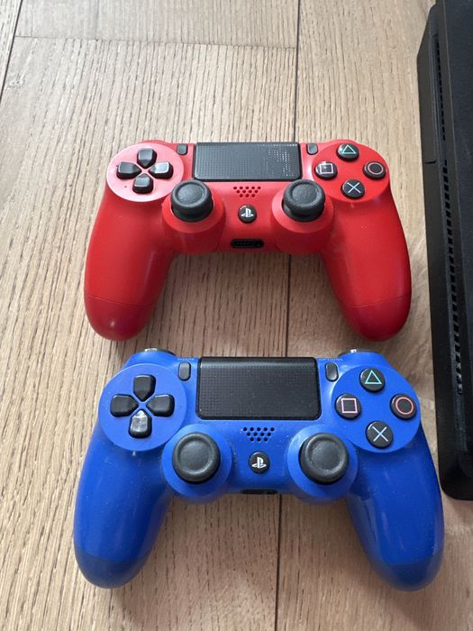 Play Station 4 na sprzedaz + 2 pady.