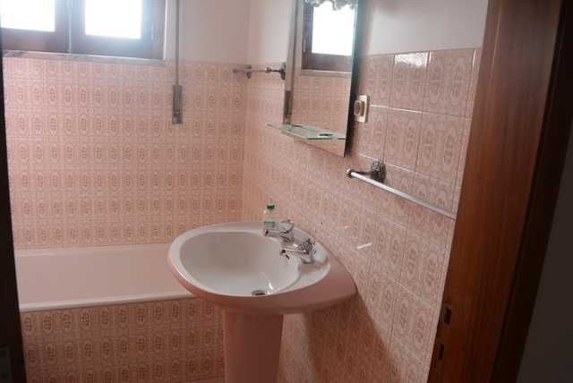 Aluga-se 1º andar apartamento em moradia