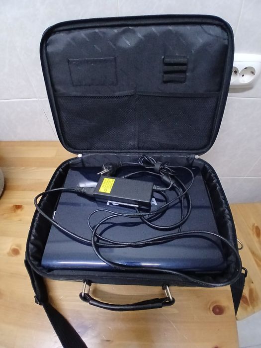 Portátil Toshiba + Carregador + Mala | A funcionar bem (Ligado à corrente)