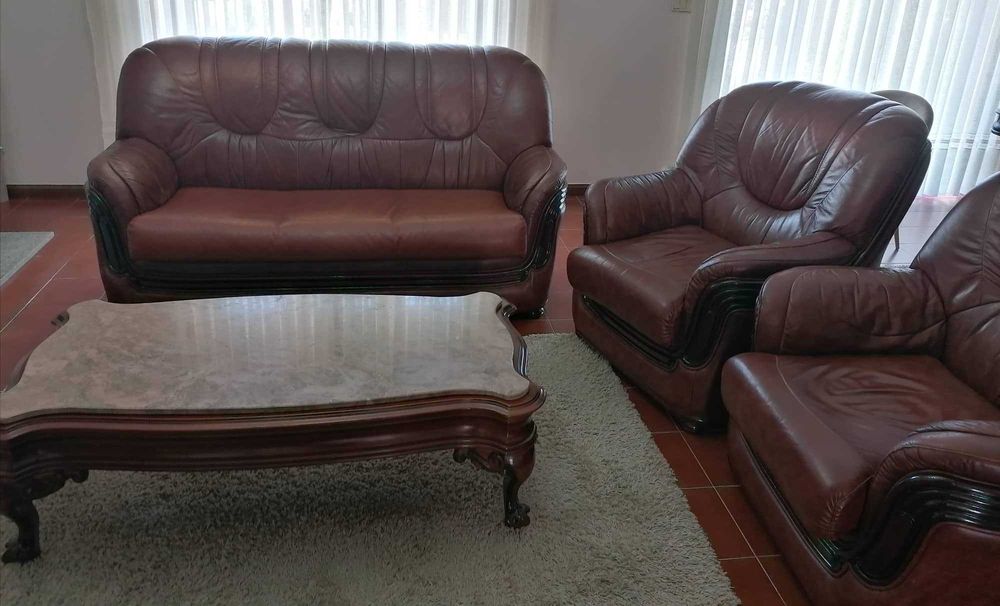 Conjunto sofás couro genuino e mesa centro
