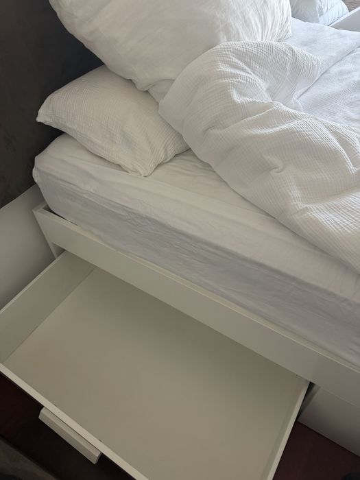 Cama de casal com 4 gavetas de arrumação + colchão | 145x210 cm