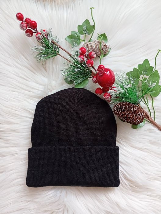 Czarna czapka damska