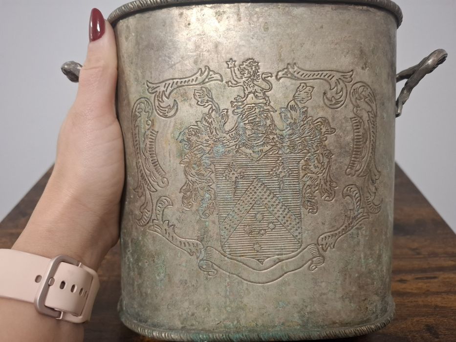 Francuska chłodziarka do wina