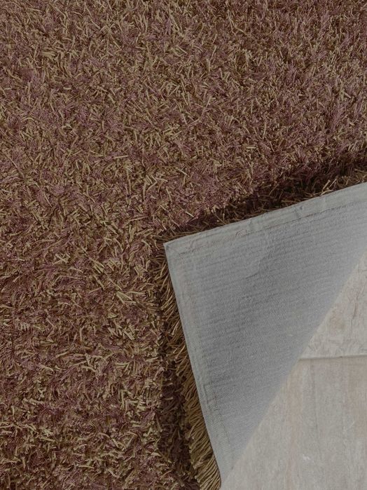 Carpete em tons de castanho/dourado