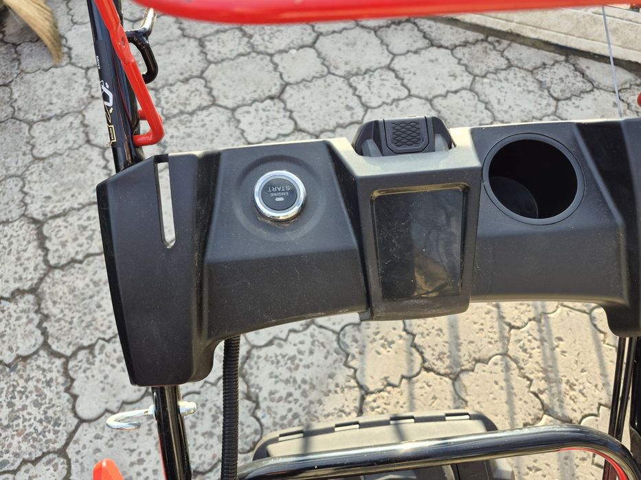 Бензинова самохідна газонокосарка