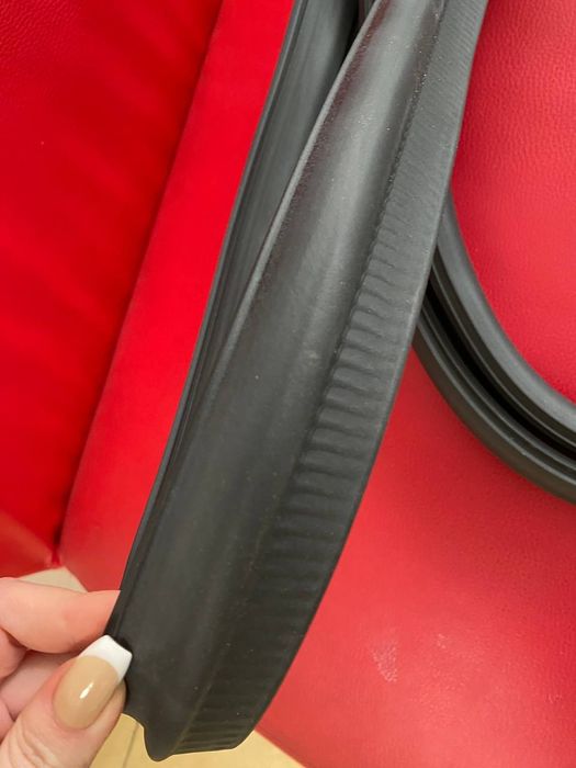 Ущільнювач уплотнитель резина задньої двері Volkswagen Caddi  2004-20