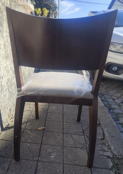 2 cadeiras de sala maciça, com estofo novo