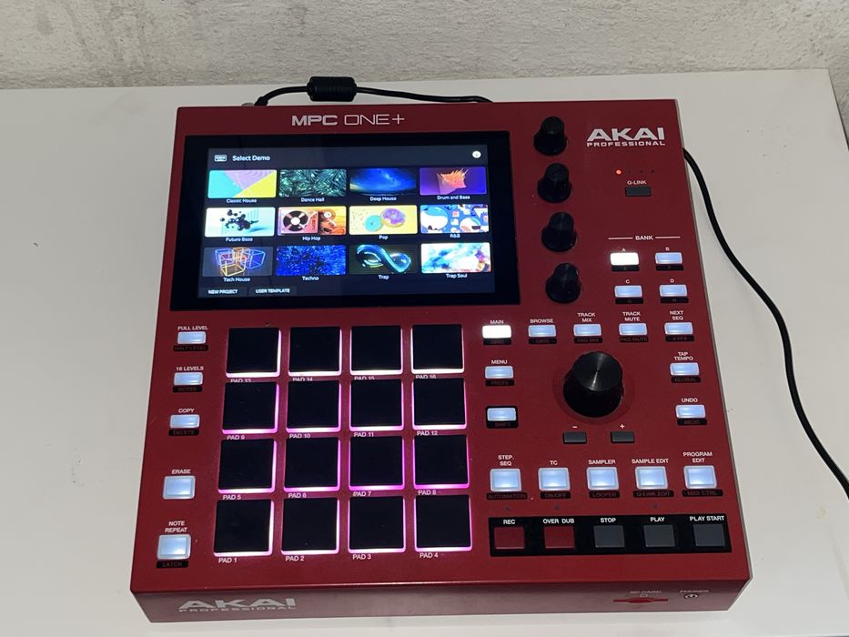 Akai MPC one+, Akai MPK mini (nao incluido)