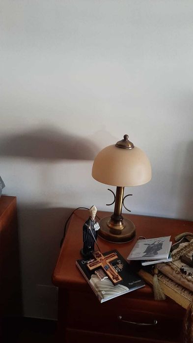 Candeeiros de teto e mesinha de cabeceira