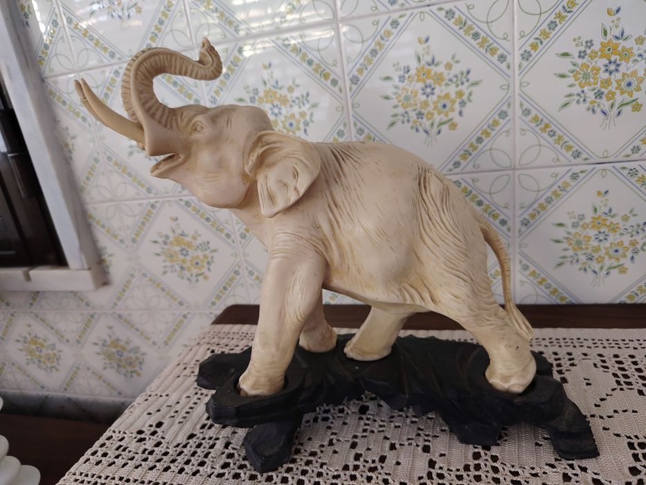 Elefante em Marfinite com Base em Madeira