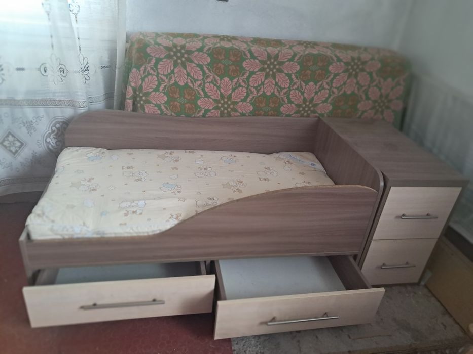 Кровать дитяча( з матрасом)  + тумба. В гарному стані.