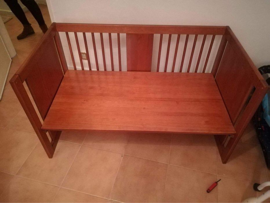 Cama de bebé GIRAFA – Transforma-se em sofá e secretária
