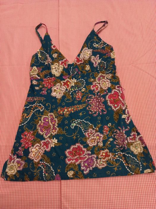 Top floral bordado com vários tipos de pedras