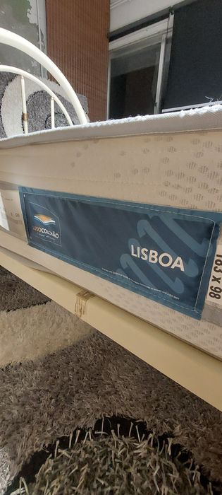 2 camas  de solteiro + colchŏes +uma  mesinha