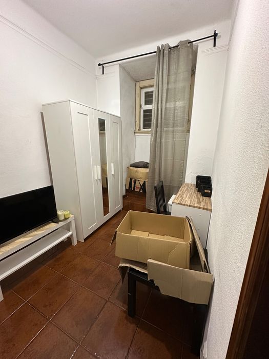 Room + Living Room Rental in Arroios, Alameda.