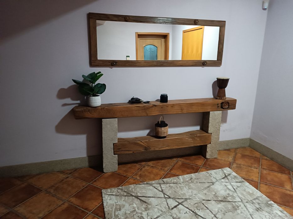 Aparador de madeira e pedra rústico