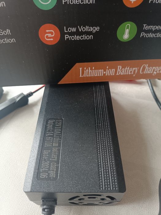 Зарядний пристрій для LiFePO4 акумуляторів 14,6В 10А