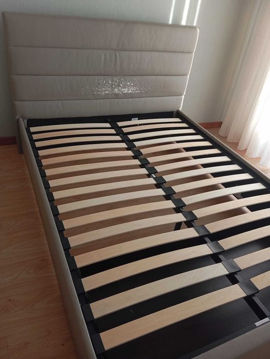 Vende-se Estrutura de Cama 140*190, Design moderna e elegante.