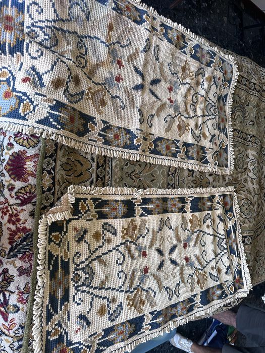 3 Carpetes bordadas