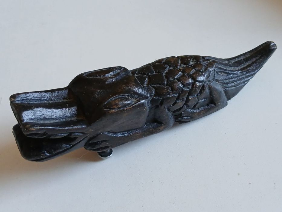 Crocodilo artesanal em madeira