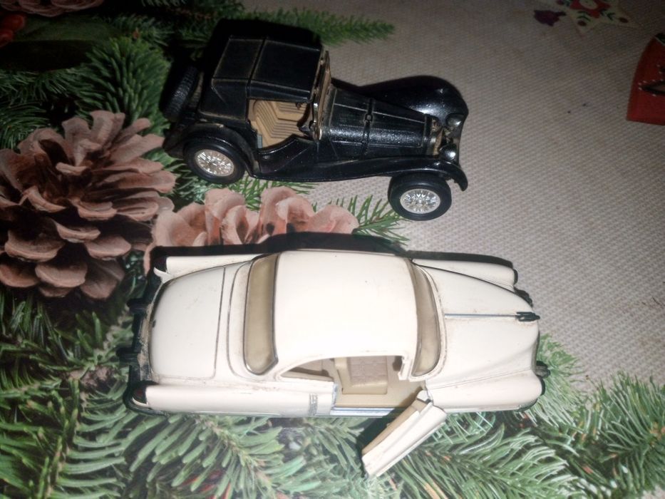 Модельки автомобілів з журналів 2 штуки Jaguar і інш.