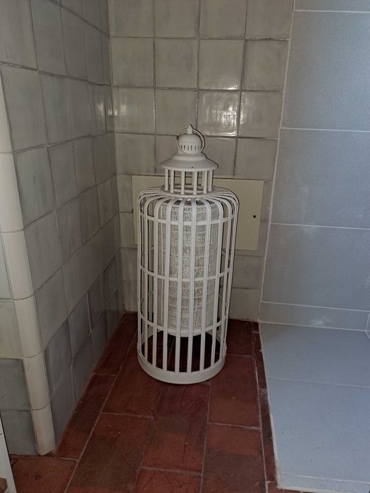 Lanterna em madeira branca