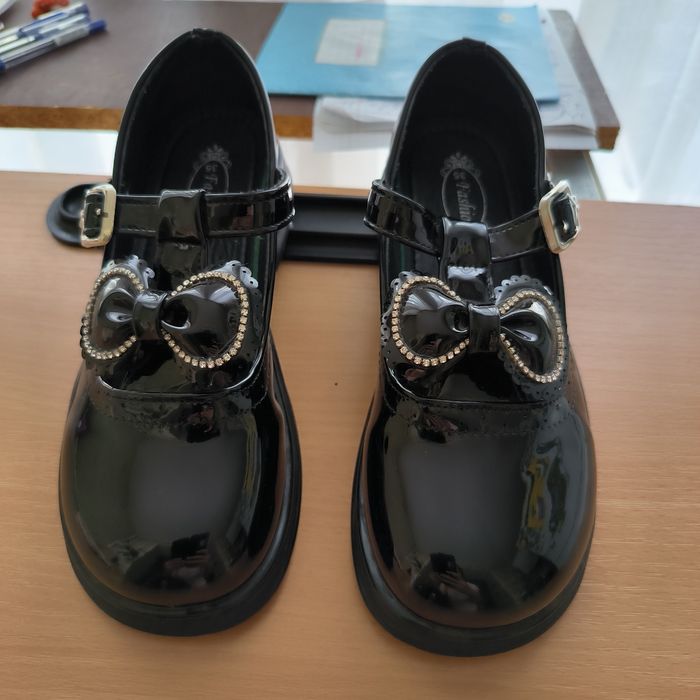 Лаковані туфлі для дівчинки