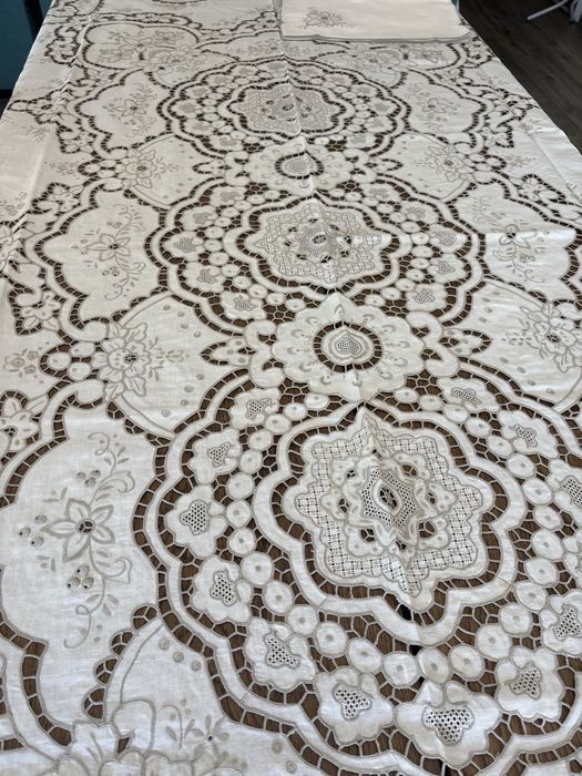 Toalha de mesa mistura de linho e algodão ricamente bordada com flores e com bordado richelieu