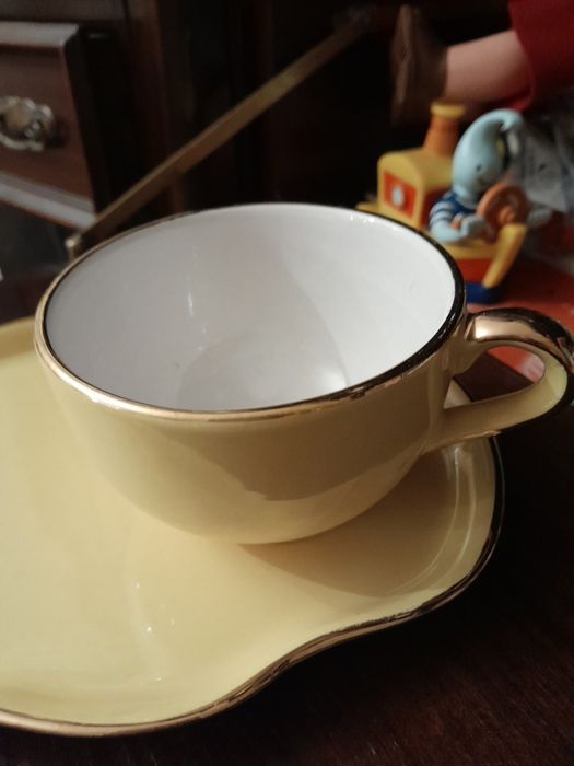 Chávena almoçadeira vintage com prato de torrada