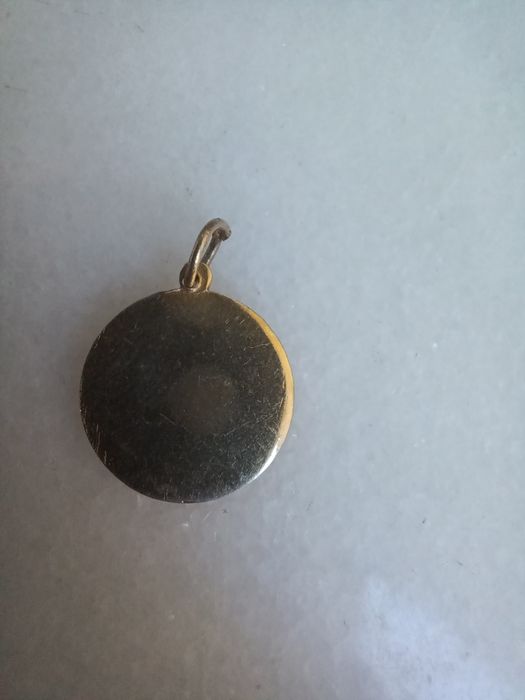 Brinco, alfinete e medalhinha