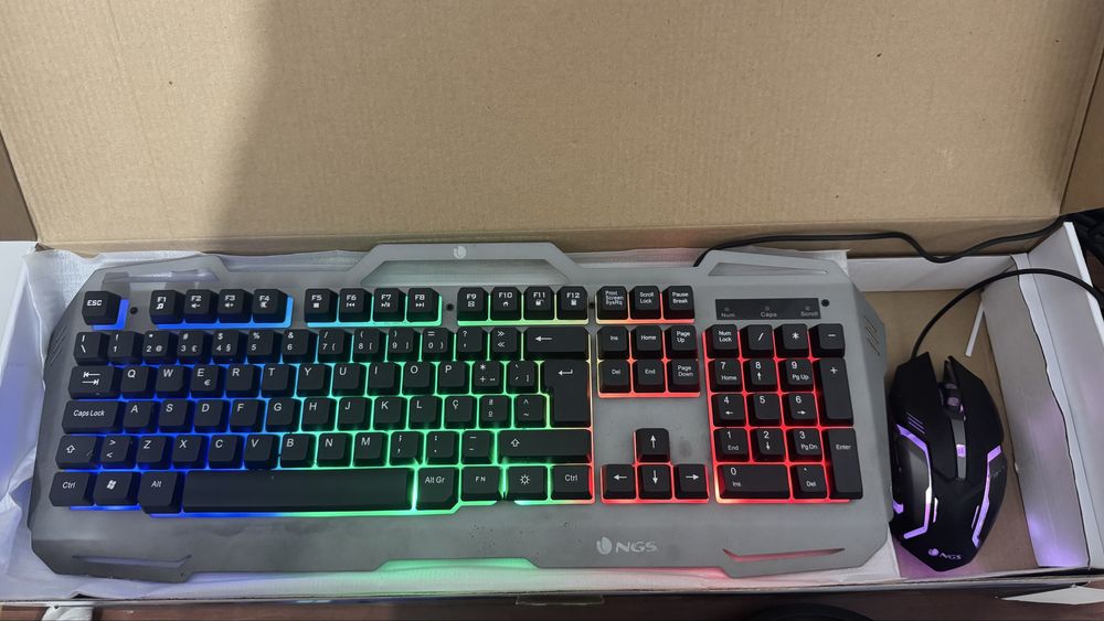 Monitor Gaming Curvo AOC + Teclado