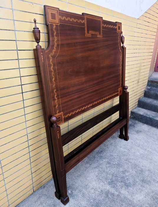 Cama Dona Maria Mogno Pau Cetim