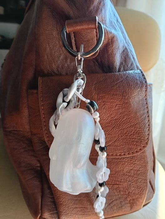 Bag charm artesanal fantasma