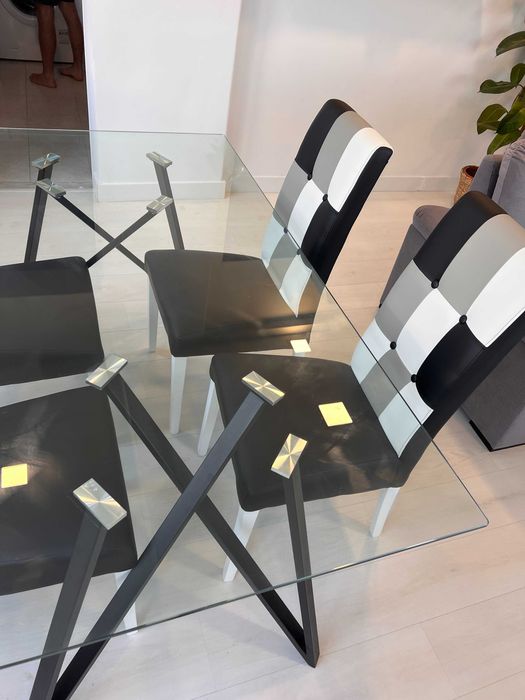 Mesa de jantar em vidro + 4 cadeiras
