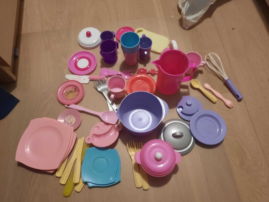 zestaw kucharza - garnki, talerze