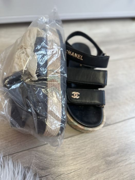 Czarne sandały Chanel na platformie