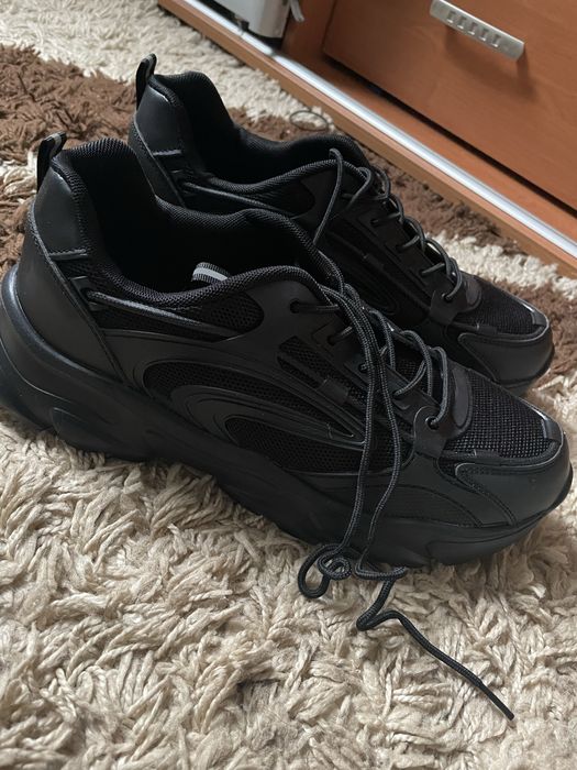 Продам чоловічі кросівки